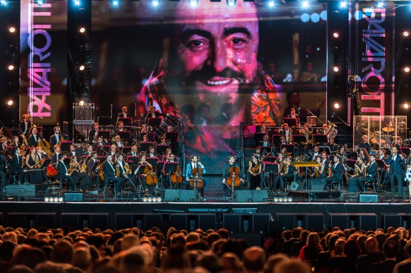 2CELLOS svirali u čast Pavarottiju!