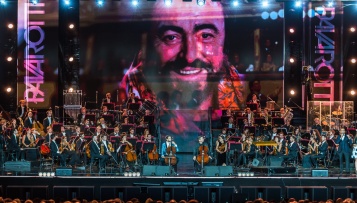 2CELLOS svirali u čast Pavarottiju!