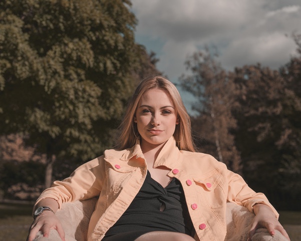 Novo u MENART-u! Andrea Kadić predstavlja treći službeni singl – „Oči moje boje“!