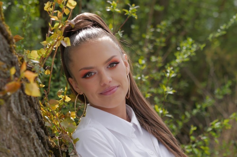 Elena Brnić, nekadašnji "Zlatni gumb" Maje Šuput, objavila svoj prvi singl!