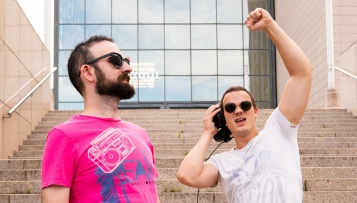 Banda Turizma: Spot za singl „Neću radit“ kreativno rekreira četiri kultna spota Kuzme i Shake Zulu!
