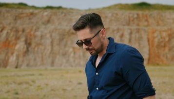 „Priznat ću“  novi je singl Sebastiana Popovića, a pjeva o bivšoj ljubavi