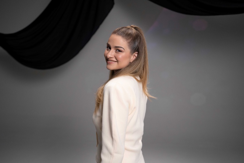 „Čarolija mog Božića“ – u novom singlu Laura Miletić donosi toplinu blagdana