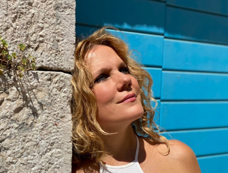 Istarska umjetnica Elis Lovrić predstavlja tri prepjeva pjesme “Kanat od mora“