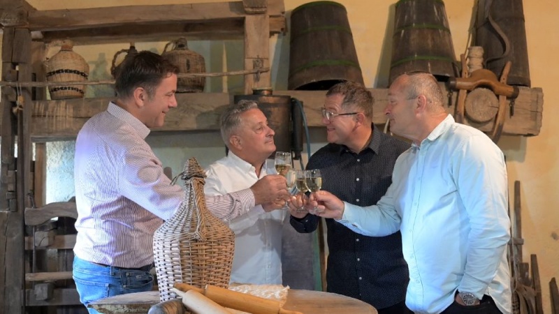 KVARTET GUBEC: Na melodiju kultnog hita „The Banana Boat Song” nastala je duhovita zagorska popevka „Dej(O) još rundu“!