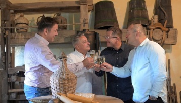KVARTET GUBEC: Na melodiju kultnog hita „The Banana Boat Song” nastala je duhovita zagorska popevka „Dej(O) još rundu“!